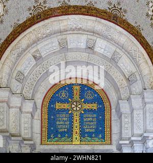 Mosaïque croisée dans le tympan avec une citation de Martin Luther, Église luthérienne, Wiesbaden, Allemagne Banque D'Images