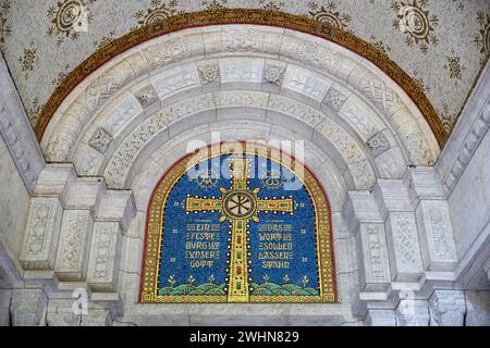 Mosaïque croisée dans le tympan avec une citation de Martin Luther, Église luthérienne, Wiesbaden, Allemagne Banque D'Images