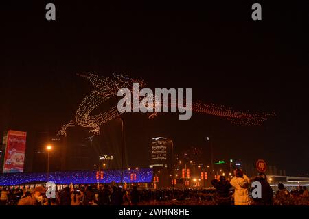 Chengdu, Chine. 10 février 2024. 3 000 drones forment un dragon doré dans les airs à Chengdu, province du Sichuan, Chine, le 10 février 2024. (Photo de Costfoto/NurPhoto) crédit : NurPhoto SRL/Alamy Live News Banque D'Images