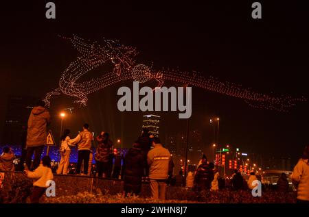 Chengdu, Chine. 10 février 2024. 3 000 drones forment un dragon doré dans les airs à Chengdu, province du Sichuan, Chine, le 10 février 2024. (Photo de Costfoto/NurPhoto) crédit : NurPhoto SRL/Alamy Live News Banque D'Images