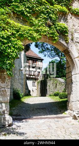 Vue à travers une arche dans la cour du monastère Bebenhausen à SchÃ¶nbuch près de TÃ¼bingen Banque D'Images