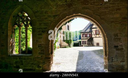 Vue à travers une arche dans le monastère de Bebenhausen à SchÃ¶nbuch Banque D'Images