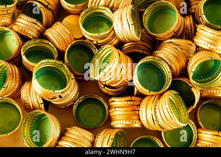 Pile de bouchons à vis métal bouteille comme motif de fond, Banque D'Images