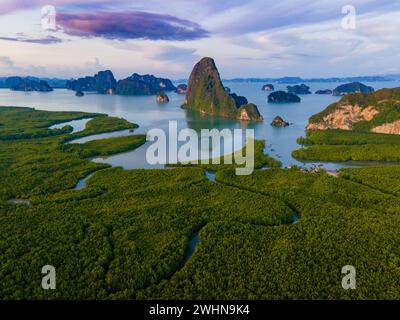 Sametnangshe, vue sur les montagnes dans la baie de Phangnga avec la forêt de mangrove dans la mer d'Andaman Banque D'Images