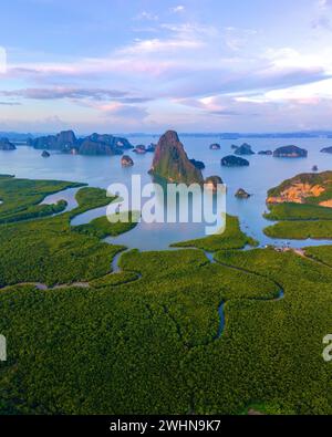 Sametnangshe, vue sur les montagnes dans la baie de Phangnga avec la forêt de mangrove dans la mer d'Andaman Banque D'Images