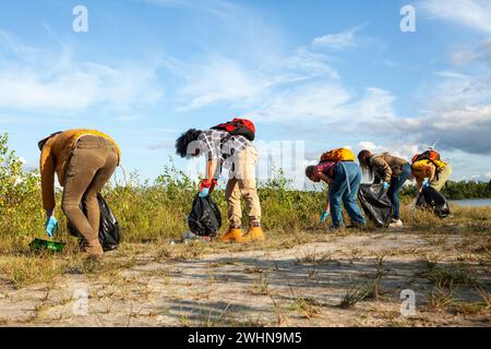 Unité pour la nature : bénévoles multiculturels nettoyant la forêt Banque D'Images