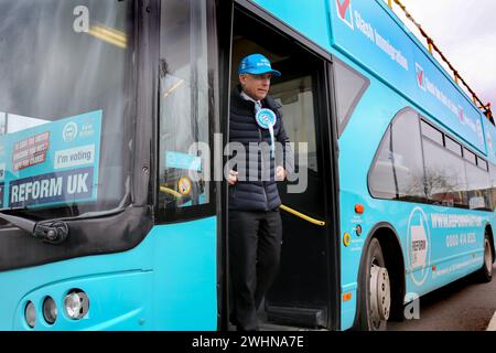 Wellingborough, Royaume-Uni. 10 février 2024. Le candidat Ben Habib quitte le bus de combat réformiste britannique. Ben Habib fait campagne pour le Parti réformiste lors de la prochaine élection partielle à Wellingborough le jeudi 15 février. L'élection partielle a été provoquée par la suspension du député conservateur Peter Bone pour avoir enfreint le code de conduite des députés, ce qui a entraîné une pétition de révocation dans sa circonscription. (Photo de Martin Pope/SOPA images/SIPA USA) crédit : SIPA USA/Alamy Live News Banque D'Images