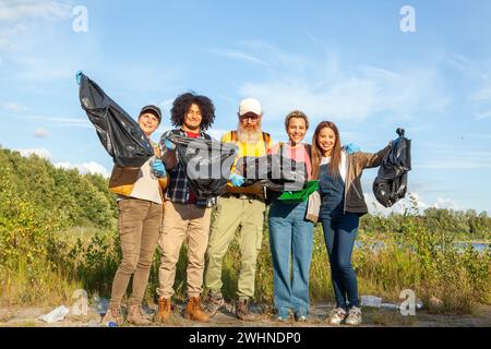 Forest Guardians : des bénévoles multiculturels célèbrent Cleanup Triumph Banque D'Images