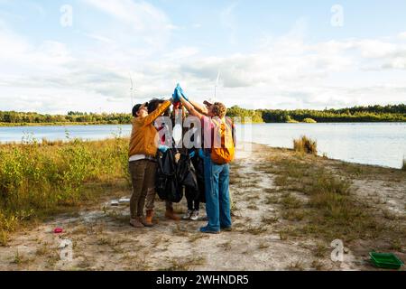 Forest Guardians : des bénévoles multiculturels célèbrent Cleanup Triumph Banque D'Images