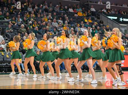 Waco, Texas, États-Unis. 10 février 2024. Baylor Lady Bears pom-meneurs pendant la première moitié du match de basket-ball de la NCAA entre les West Virginia Mountaineers et les Baylor Lady Bears au Foster Pavilion à Waco, Texas. Matthew Lynch/CSM/Alamy Live News Banque D'Images