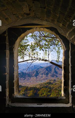 La vue depuis la fenêtre dans la Grande Muraille de Mutianyu, Chine Banque D'Images