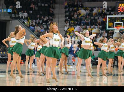 Waco, Texas, États-Unis. 10 février 2024. Les meneurs de pom-pom Baylor Lady Bears jouent pendant la deuxième moitié du match de basket-ball de la NCAA entre les West Virginia Mountaineers et les Baylor Lady Bears au Foster Pavilion à Waco, au Texas. Matthew Lynch/CSM/Alamy Live News Banque D'Images