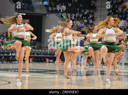 Waco, Texas, États-Unis. 10 février 2024. Les meneurs de pom-pom Baylor Lady Bears jouent pendant la deuxième moitié du match de basket-ball de la NCAA entre les West Virginia Mountaineers et les Baylor Lady Bears au Foster Pavilion à Waco, au Texas. Matthew Lynch/CSM/Alamy Live News Banque D'Images