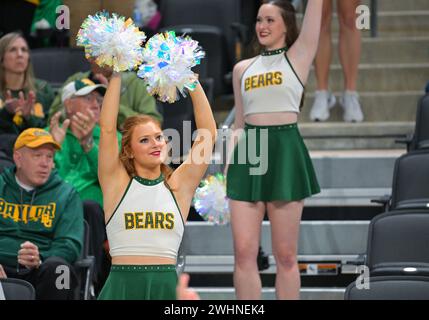 Waco, Texas, États-Unis. 10 février 2024. Baylor Lady Bears pom-meneurs avant le match de basket-ball de la NCAA entre les West Virginia Mountaineers et les Baylor Lady Bears au Foster Pavilion à Waco, au Texas. Matthew Lynch/CSM/Alamy Live News Banque D'Images