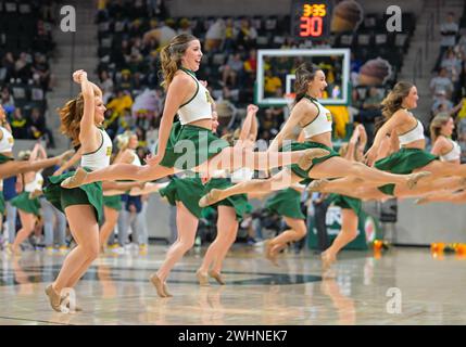 Waco, Texas, États-Unis. 10 février 2024. Les meneurs de pom-pom Baylor Lady Bears jouent pendant la deuxième moitié du match de basket-ball de la NCAA entre les West Virginia Mountaineers et les Baylor Lady Bears au Foster Pavilion à Waco, au Texas. Matthew Lynch/CSM/Alamy Live News Banque D'Images