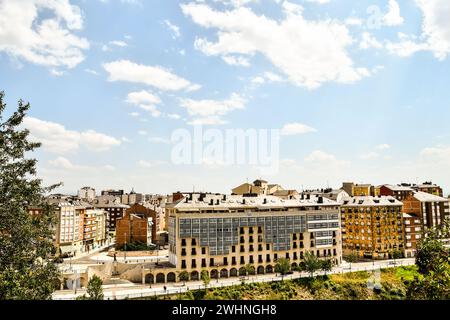 Vue détaillée de la ville espagnole de Ponferrada en galice espagne. Banque D'Images