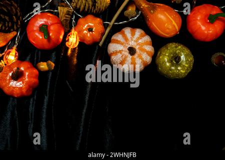 Arrière-plan de décorations d'Halloween. Tête de citrouille effrayante Halloween sur table en bois concept de vacances Halloween Banque D'Images