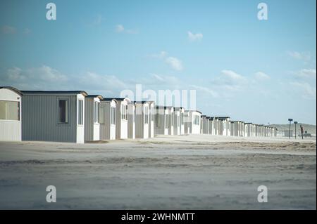 Beaucoup de petites cabanes de plage blanches à Lokken au Danemark Banque D'Images