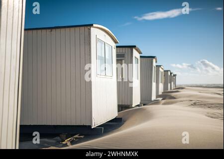 Cabanes de plage blanches à Lokken au Danemark Banque D'Images