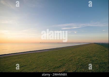 Soirée sur une digue sur la côte nord de la mer allemande Banque D'Images