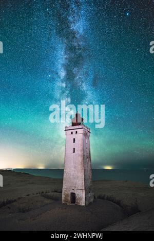 Phare Rubjerg Knude la nuit avec voie lactée au-dessus Banque D'Images