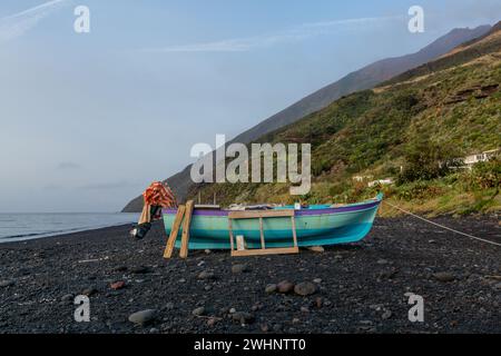 Bateau de pêche dans le paysage volcanique sur l'île de Stromboli Banque D'Images
