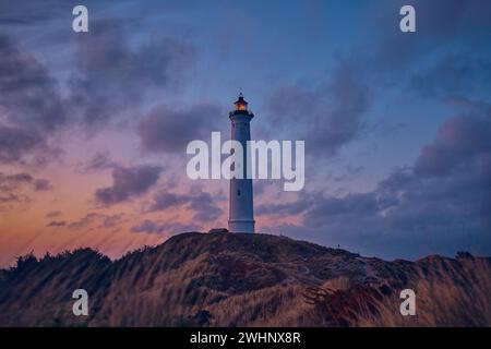 Phare au sommet des dunes sur la côte danoise Banque D'Images