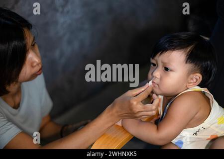 Portrait de petit garçon enfant sans appétit devant le repas. Concept de perte d'appétit. Banque D'Images