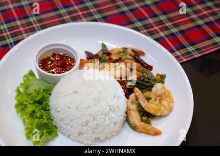 Riz et crevettes sautées au basilic thaï. Cuisine asiatique. Banque D'Images