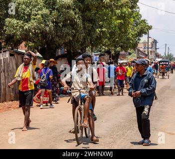 Étudiants malgaches en uniforme à vélo, Mandoto Madagascar Banque D'Images