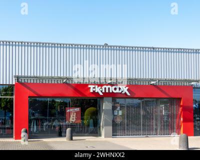 Mülheim-Kärlich, Allemagne - 18 mai 2023 : entrée et façade du magasin local TK Maxx. TK Maxx est une filiale de l'American Apparel and Home Good Banque D'Images