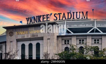 New York, États-Unis ; 3 janvier 2024 : entrée et panneau au Yankee Stadium dans le Bronx, l'un des plus grands et des meilleurs parcs de baseball avec un beau ciel de coucher de soleil. Banque D'Images