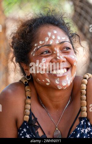 Gros plan portrait d'une femme malgache avec des points blancs peints sur son visage dans le cadre d'une culture traditionnelle. Banque D'Images