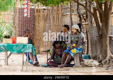 Femme malgache coiffant devant sa cabane reposant dans l'ombre. Bekopaka, Madagascar Banque D'Images