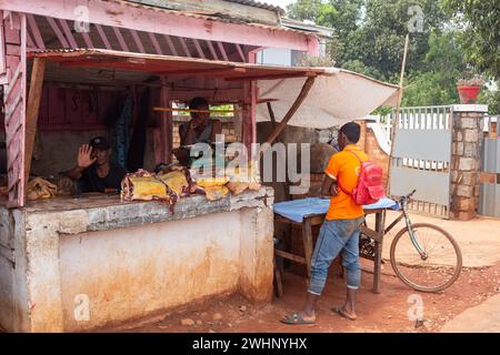 Viande de zébu d'une boucherie de rue à Mandoto, Madagascar. Banque D'Images