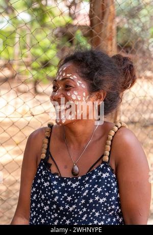 Gros plan portrait d'une femme malgache avec des points blancs peints sur son visage dans le cadre d'une culture traditionnelle. Banque D'Images
