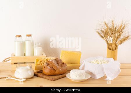 Produits traditionnels frais faits maison pour les vacances de Shavouot juif. épis de maïs dans un vase. Produits et ustensiles écologiques. Concept de vacances Banque D'Images