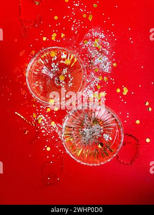 Deux verres de champagne exquis avec des paillettes argentées et des confettis Banque D'Images