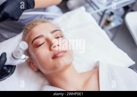 Traitement de gaz liquide rajeunissant pour le visage. Opération de nettoyage de la peau Hydro air Banque D'Images