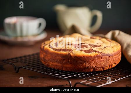 Tarte zèbre chocolat et vanille avec morceau coupé sur plaque. Gâteau au chocolat en marbre fait maison Banque D'Images