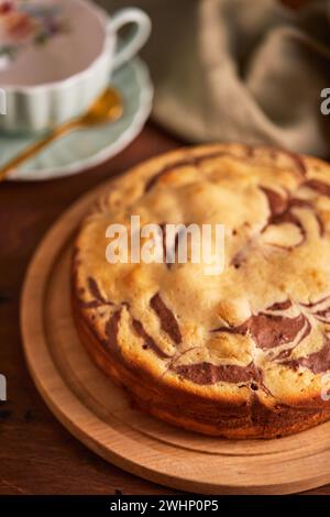 Tarte zèbre chocolat et vanille avec morceau coupé sur plaque. Gâteau au chocolat en marbre fait maison Banque D'Images