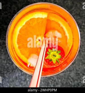 Boisson rafraîchissante avec des oranges et des fraises Banque D'Images