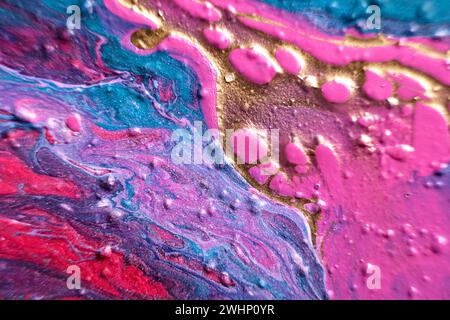 Art.fluide Abstraction dorée métallique sur vagues roses et bleues. Fond ou texture effet marbre Banque D'Images
