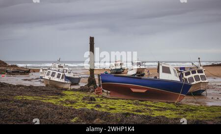 Bude, Cornouailles, Angleterre, Royaume-Uni - 07 juin 2022 : bateaux à marée basse sur la plage de Sir Thomas's Pit Banque D'Images