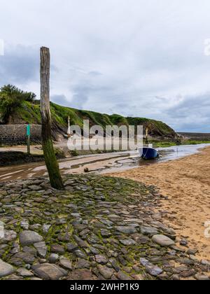 Bude, Cornouailles, Angleterre, Royaume-Uni - 07 juin 2022 : bateaux à marée basse sur la plage de Sir Thomas's Pit Banque D'Images