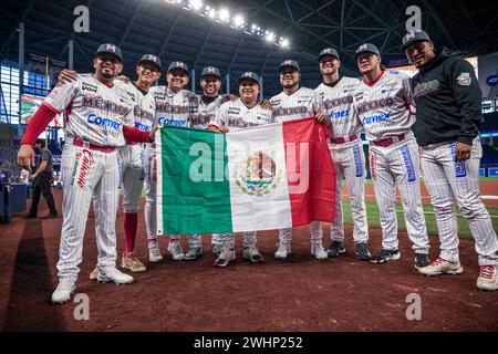 MIAMI, FLORIDE - FÉVRIER 1 : Equipo de los Naranjeros de Mexico , Matson, Samayoa, Lugo , Jose Samayoa Wilson, Alexis, Zach Matson, Wilmer Ríos, Fernando Salas, Aaron Altherr, Irvin Loprez équipe de Naranjeros de Hermosillo du Mexique , lors d'un match entre Curazao et le Mexique au parc loanDepot dans le cadre de la Serie del Caribe 2024 le 1er février 2024 à Miami, Floride. (Photo de Luis Gutierrez/Norte photo) Banque D'Images