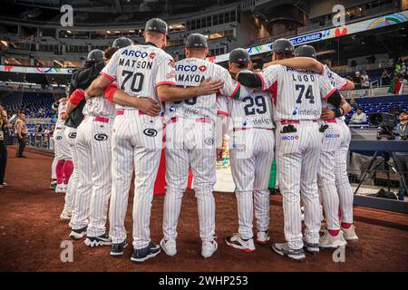 MIAMI, FLORIDE - FÉVRIER 1 : Equipo de los Naranjeros de Mexico , Matson, Samayoa, Lugo , Jose Samayoa Wilson, Alexis, Zach Matson, Wilmer Ríos, Fernando Salas, Aaron Altherr, Irvin Loprez équipe de Naranjeros de Hermosillo du Mexique , lors d'un match entre Curazao et le Mexique au parc loanDepot dans le cadre de la Serie del Caribe 2024 le 1er février 2024 à Miami, Floride. (Photo de Luis Gutierrez/Norte photo) Banque D'Images