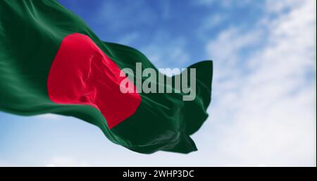 Drapeau national du Bangladesh agitant au vent par temps clair Banque D'Images