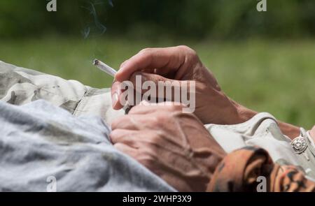 Un homme fume une cigarette Banque D'Images