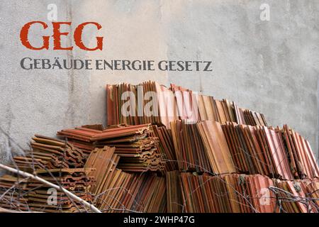 De vieilles tuiles appuyées contre un mur de maison lors de la rénovation pour le Gebaeudeeneregesetz allemand (GEG), signifiant bâtiment ENERG Banque D'Images